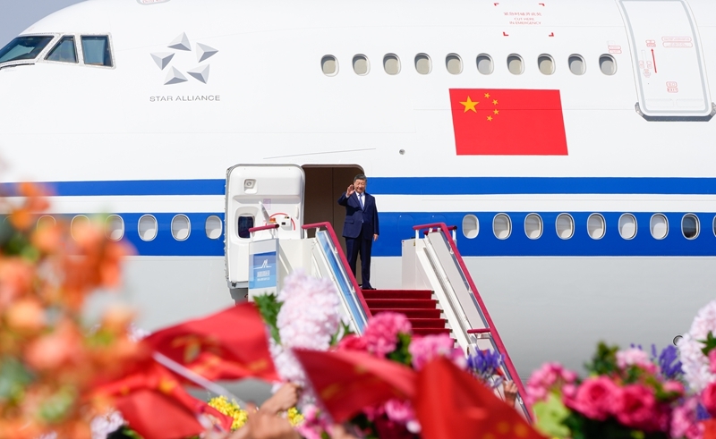 習近平率中央代表團抵達烏魯木齊出席新疆維吾爾自治區成立70周年慶?；顒? title=